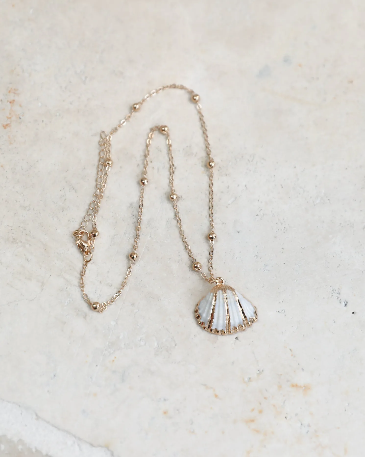 Beryle Shell Necklace - Gold Multi
